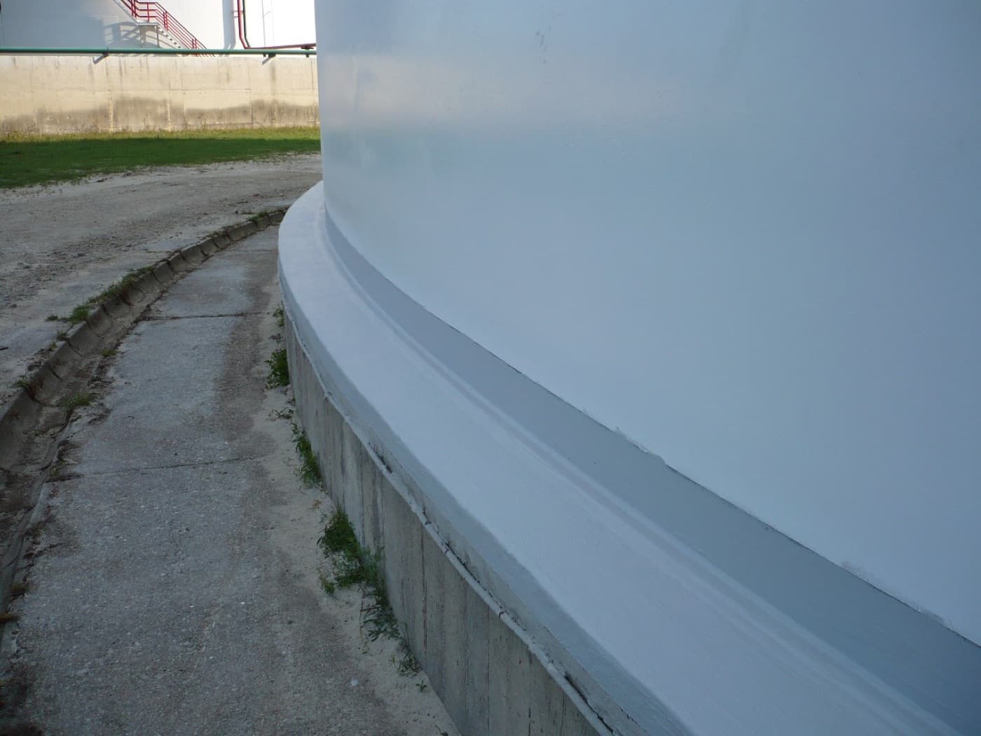 Syrup tank chime and base-to-foundation joint cleaned, rebuilt, and sealed by CM Solutions US